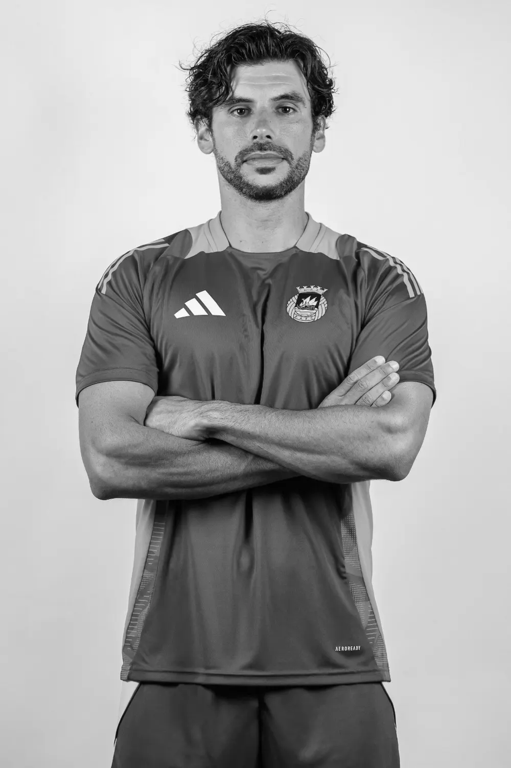 Filipe Matos, de braços cruzados, com o equipamento do Rio Ave FC